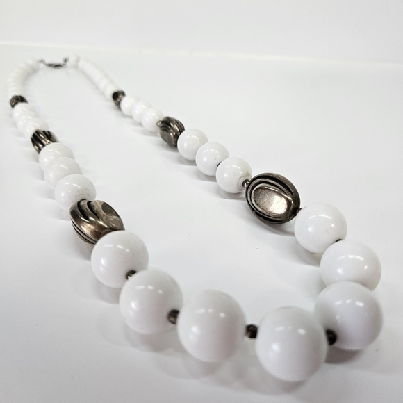 VINTAGE White Single Strand Plastic Beaded Bead Necklace Made in Korea - Picture 1 of 8